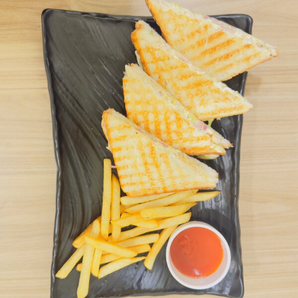 Club sandwich and snacks at Mom's Fresh Pot vegetarian restaurant near Central Park Flower Valley
